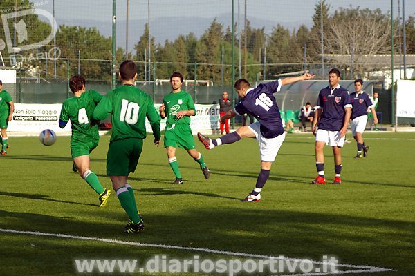Un destro di Pinna da fuori area